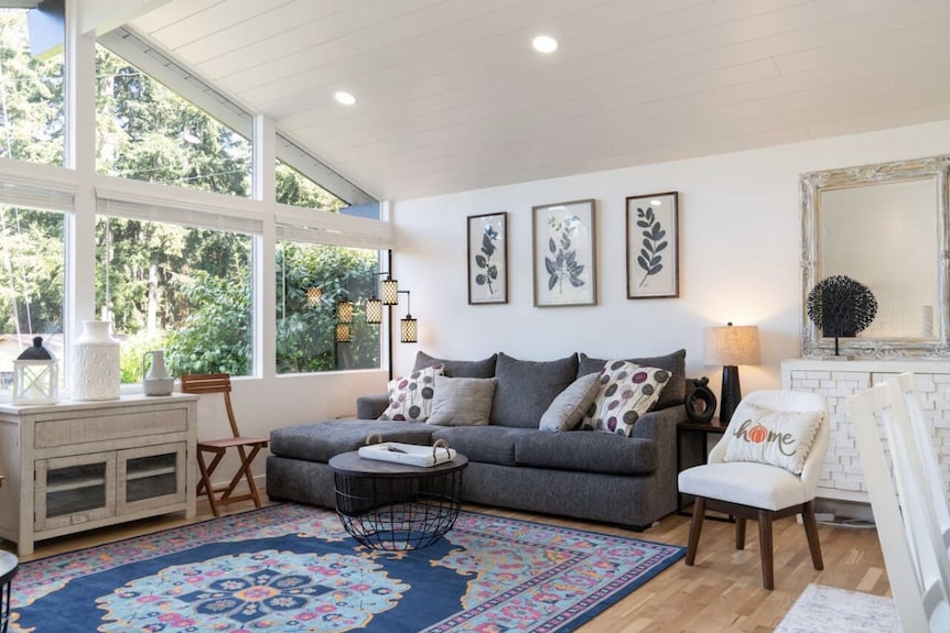 Delightful Family Home With 3 Bedrooms And Sprawling Backyard - Mountlake Terrace