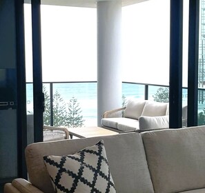 Smart TV, books - Boardwalk Burleigh Beach 1 bed (Burleigh Heads)