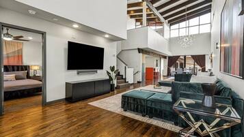 Smart TV, videogames, pebolim, mesa de pingue-pongue