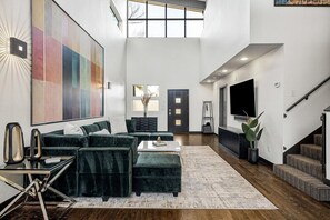 Smart TV, videojuegos, futbolito y tenis de mesa
