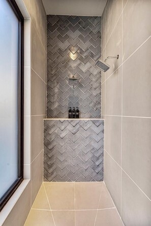 Shower, hair dryer, towels - Sleek & Chic @ Cherry Street (Tulsa)