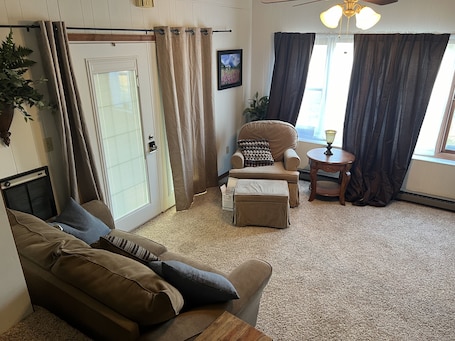 Smart TV, fireplace, DVD player, books. Charming 3-bedroom house in pleasant Marion with AC, fitness room, WiFi.