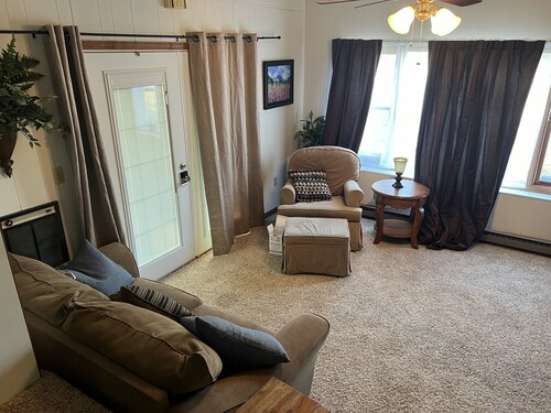 Charming 3-bedroom house in pleasant Marion with AC, fitness room, WiFi. 