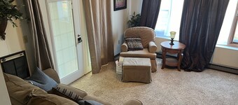 Charming 3-bedroom house in pleasant Marion with AC, fitness room, WiFi. 