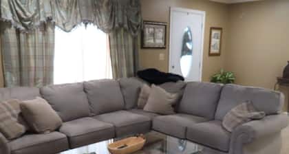 Charming 3-bedroom house in pleasant Marion with AC, fitness room, WiFi.