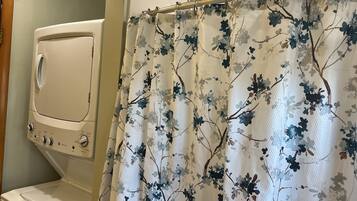 Chuveiro, secador de cabelo, toalhas de banho, sabonete