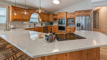 Geladeira, micro-ondas, fogão, lava-louças