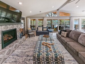 Televisie en een open haard