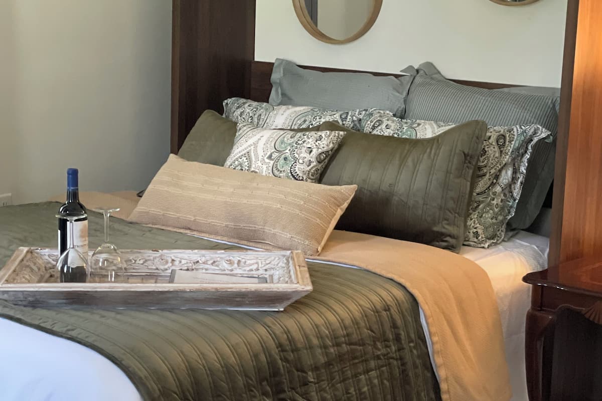 Parlor Suite | Iron/ironing board, free WiFi, bed sheets