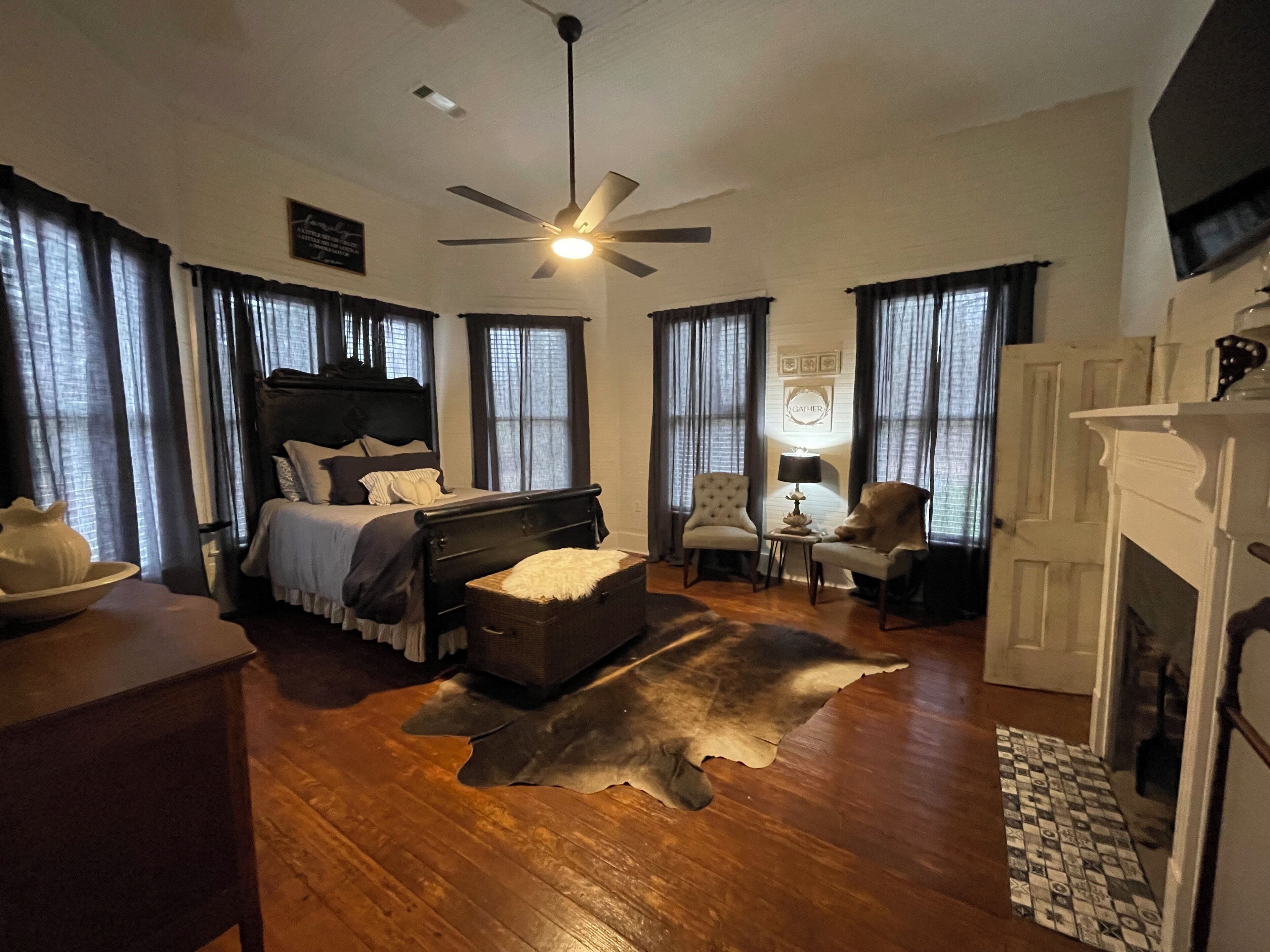 Geneva Suite | Iron/ironing board, free WiFi, bed sheets