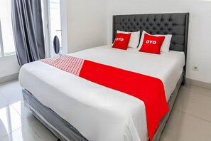 Deluxe dubbelrum | Skrivbord och sängkläder