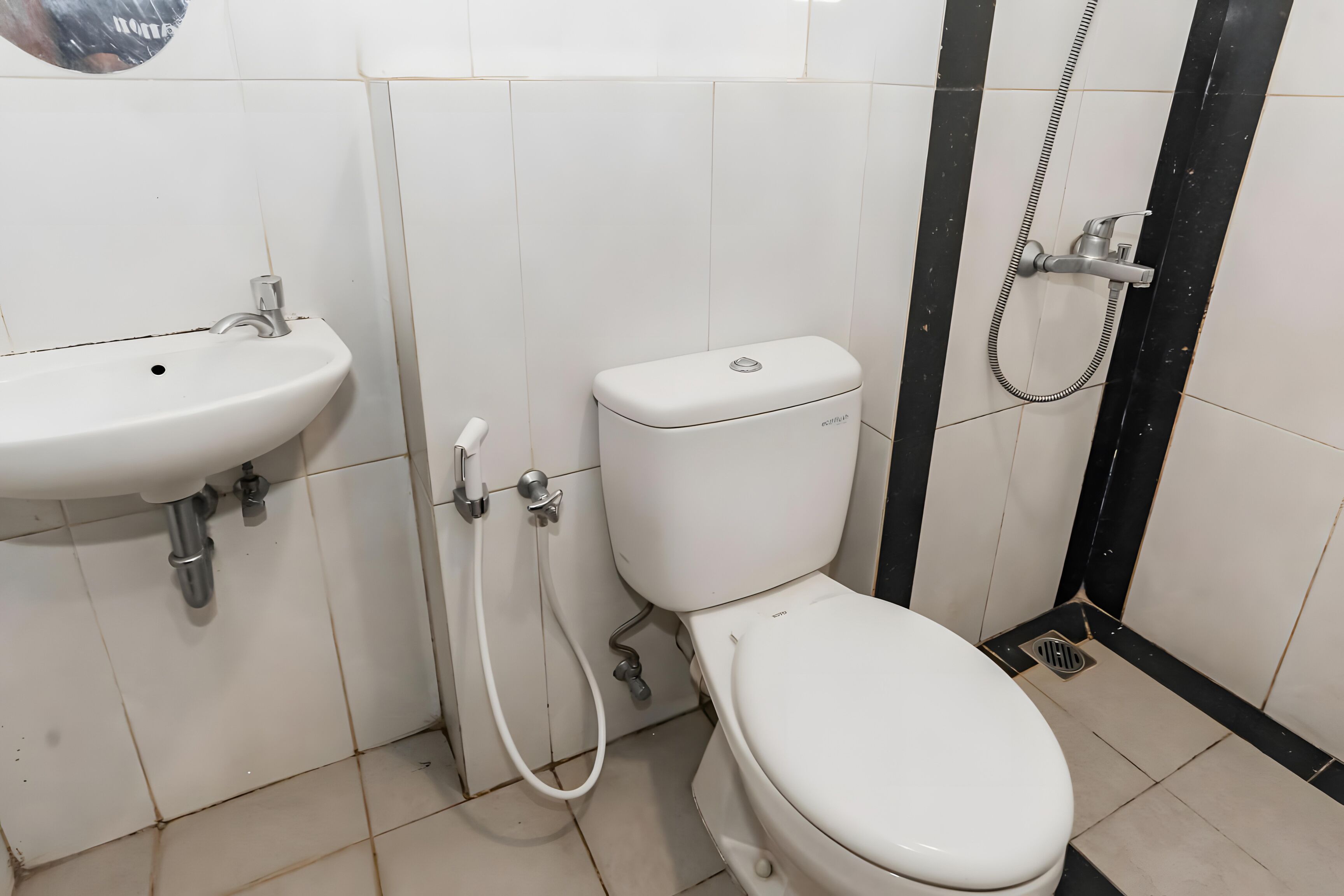 Ein Badezimmer mit weißem Waschbecken, WC und Dusche.