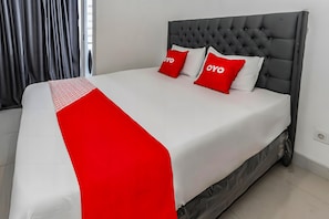 Quarto casal luxo | Escrivaninha, roupa de cama