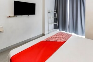 Deluxe Double Room | Desk, bed sheets - Collection O Fortune 88 Kamala Lagoon Reception at Indomaret and White Forest (Bekasi)