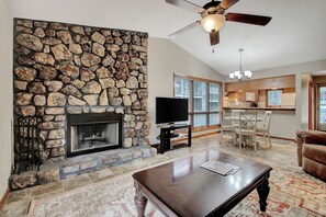 TV, fireplace, video games - Relaxing Pines/12DPC Hosted by LOVR (Mount Ida)