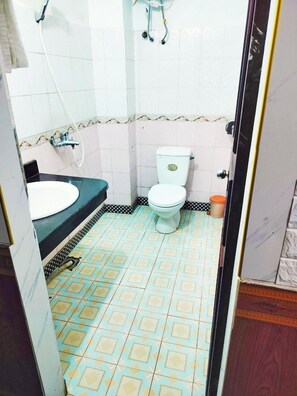 Standard-Vierbettzimmer | Badezimmer