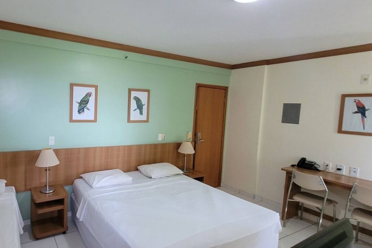 1 habitación, escritorio y espacio para trabajar con laptop 
