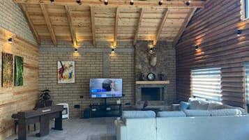 Deluxe Cabin | Living area