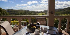 House, 5 Bedrooms | Outdoor dining