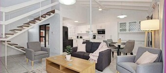 Quaint Townhouse close to everything!