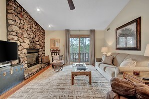 Living area - Crescent Cottage/12ESC Hosted by LOVR (Mount Ida)