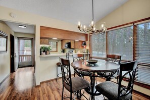 Dining - Crescent Cottage/12ESC Hosted by LOVR (Mount Ida)