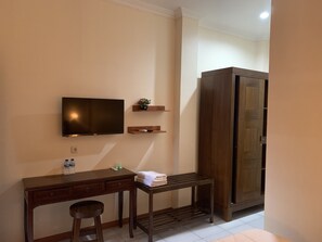 Deluxe Room | Desk, soundproofing - JOGLO GREEN HOUSE (Ngemplak)