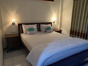 Deluxe Room | Desk, soundproofing - JOGLO GREEN HOUSE (Ngemplak)