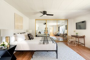 2 bedrooms, desk, iron/ironing board, WiFi