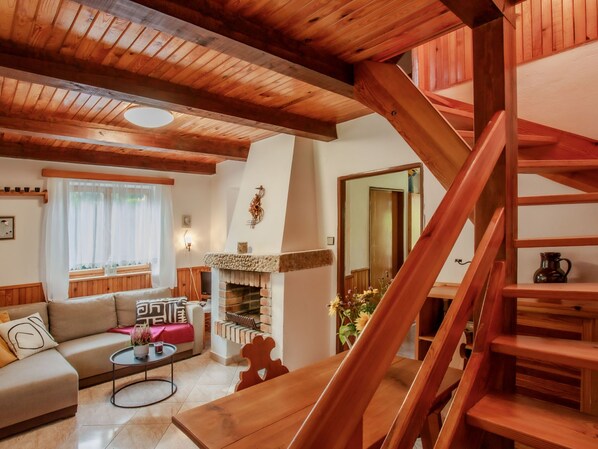 Televisión y chimenea 