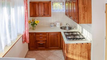 Jääkaappi, mikroaaltouuni, keittoastiat/astiat/ruokailuvälineet