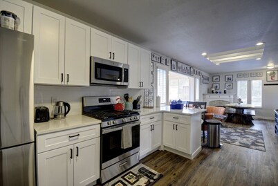Bright & Airy 4 Bedroom Villa in North Tacoma