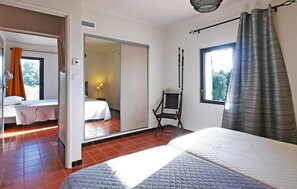 4 bedrooms, travel cot, free WiFi, bed sheets - Beautiful home in Orgnac-l'Aven (Orgnac-l'Aven)