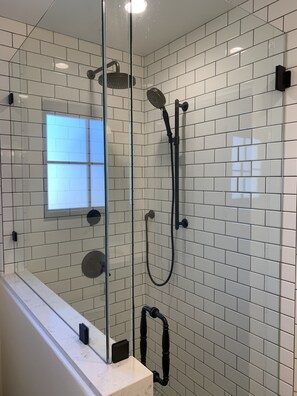 Hair dryer, towels, soap, toilet paper - Cozy 1-bedroom house with WiFi, AC in beautiful Coronado (Coronado)