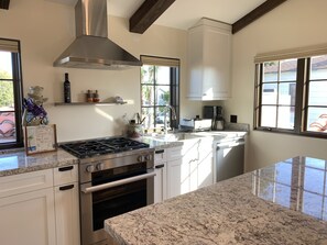 Private kitchen - Cozy 1-bedroom house with WiFi, AC in beautiful Coronado (Coronado)