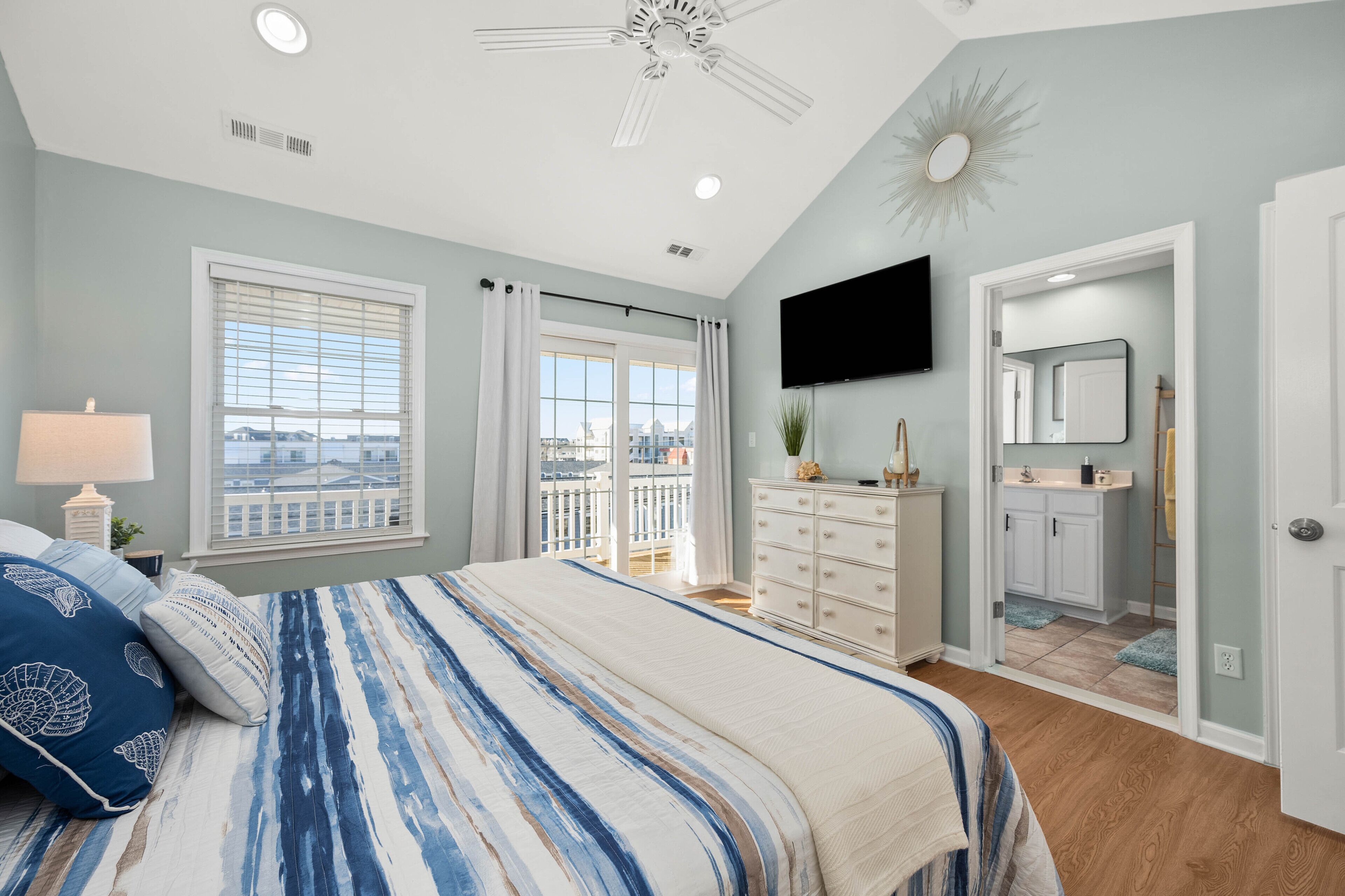 4 عدّة غرف نوم وخزنة داخل الغرفة ومكواة/لوح كي وسرير سفر