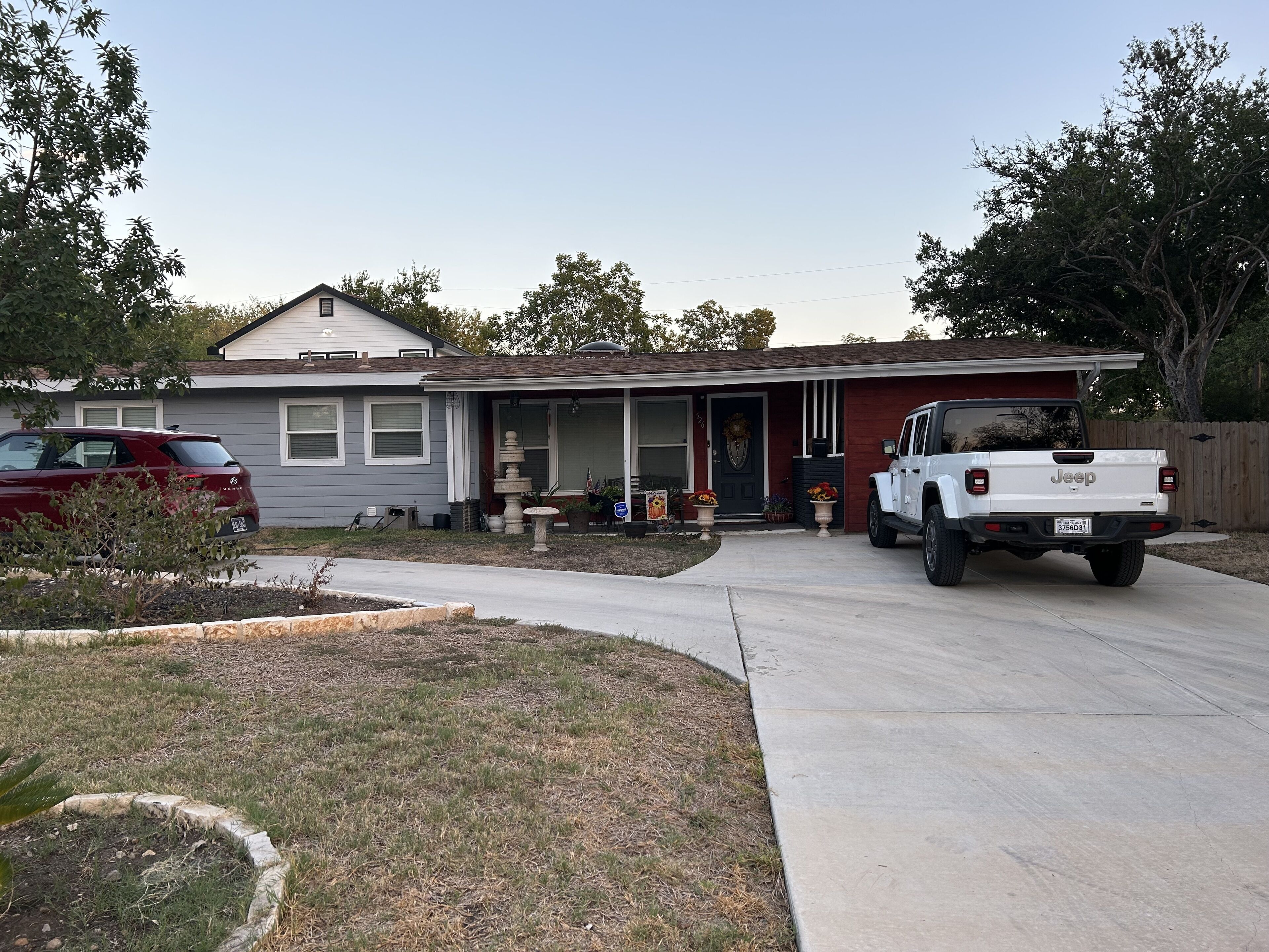 Charming farmhouse with 3 bedrooms and WiFi, AC in soothing San Antonio.