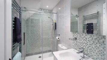 Ducha, secador de pelo y toallas