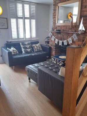 TV, fireplace - Impeccable 3 bed 2 bath Central Cowes Cottage (Cowes)