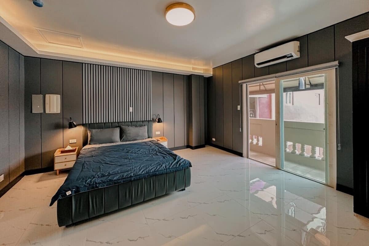 ห้องสแตนดาร์ดดับเบิล, ระเบียง, วิวเมือง | โต๊ะทำงาน, พื้นที่ทำงานแบบใช้แล็ปท็อป, ผ้าม่านกันแสง, Wi-Fi ฟรี