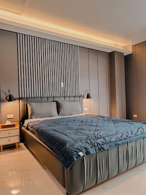 Quarto casal standard, sacada, vista para a cidade | Escrivaninha, espaço de trabalho para notebook, cortinas blackout