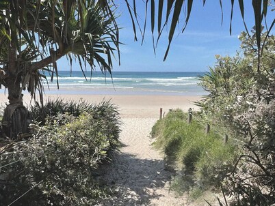 Private Beachside Luxe - Loft Studio Byron Bay with King Bed
