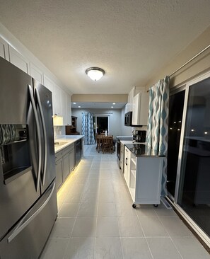 Kylskåp, mikrovågsugn, ugn och spishäll