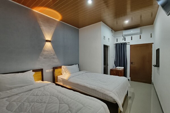 Deluxe Twin Room | Bed sheets - OYO 93709 Rose Inn 2 (Medan)