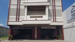 A building with a sign reading "ROSE HOUSE" and "SIGO COFFEE" on the ground floor. - OYO 93709 Rose Inn 2 (Medan)