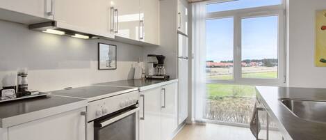 Fridge, microwave, dishwasher, cookware/dishes/utensils