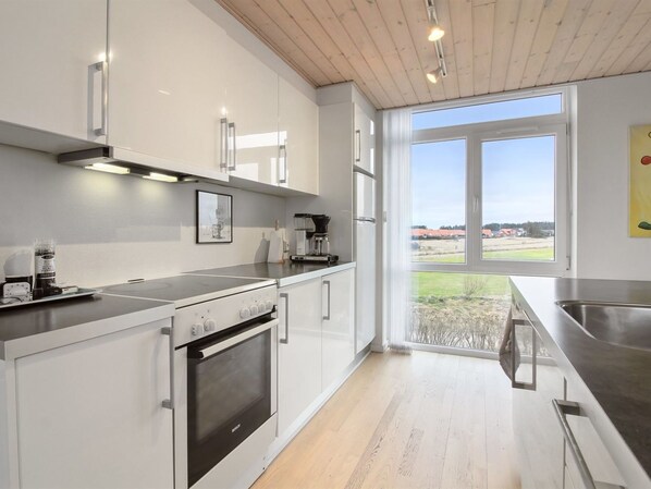 Kylskåp, mikrovågsugn, diskmaskin och grytor/köksredskap
