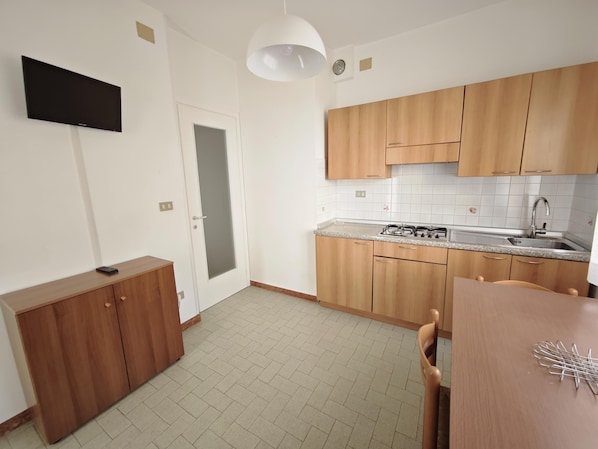 Réfrigérateur, batterie de cuisine, vaisselle et ustensiles