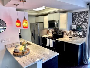 Refrigerador, microondas, horno y parrilla de estufa 