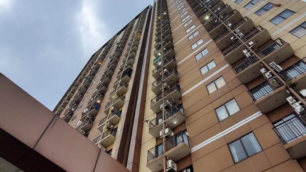 A high-rise building with multiple balconies and windows. - Collection O 93708 Tamansari Panoramic Apartment By Rasya Rooms (Bandung)